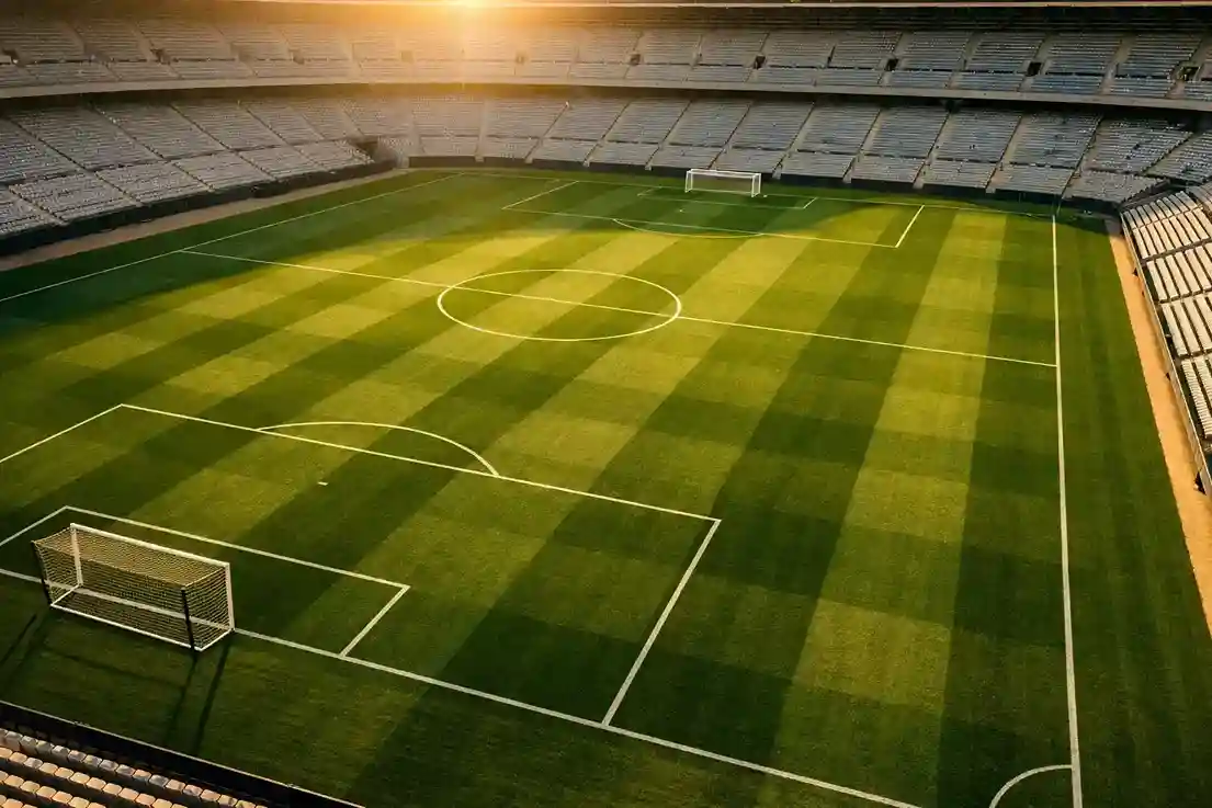Voetbalstadion tijdens een Eredivisie-wedstrijd met volle tribunes en sfeervolle verlichting
