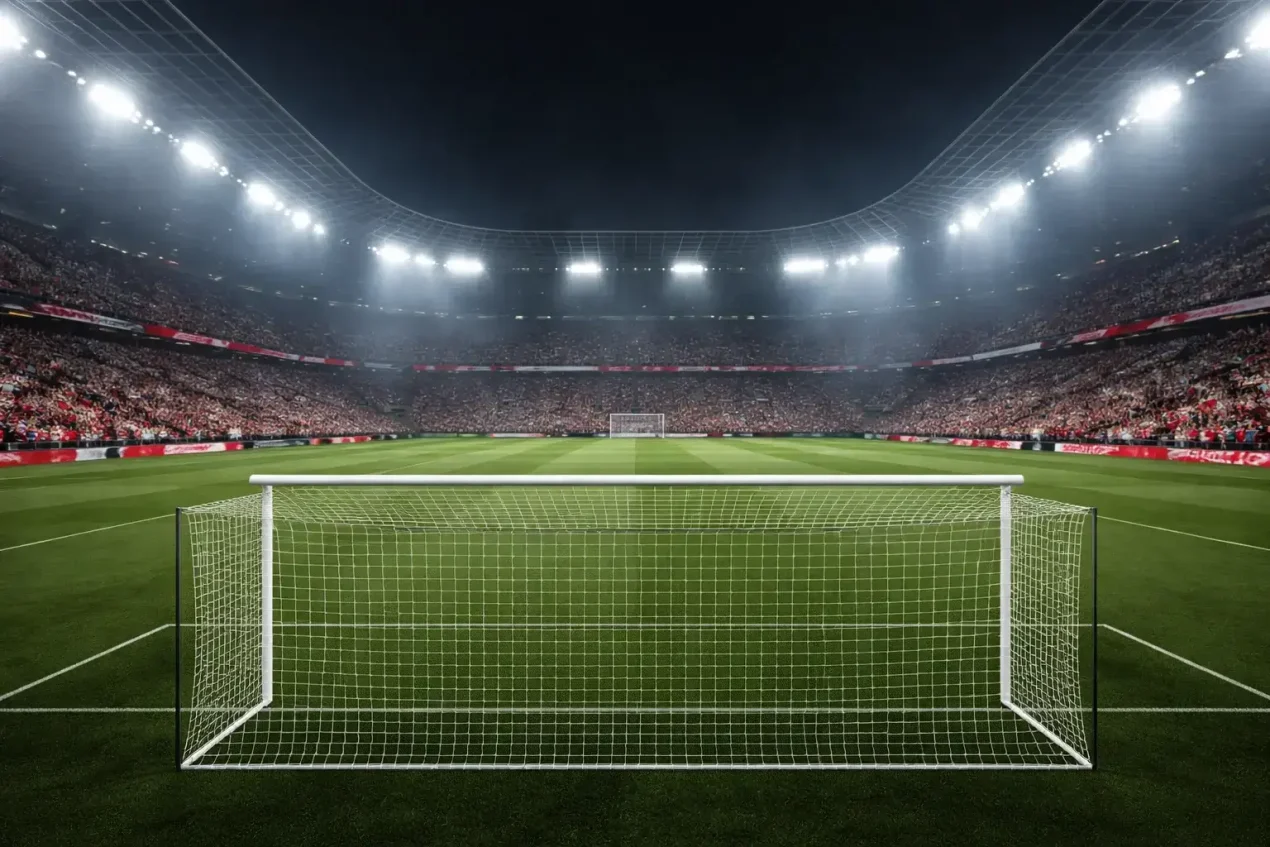Voetbalstadion vol supporters tijdens een avondwedstrijd